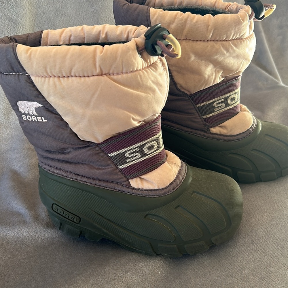 Sorel Youth Flurry Winter Snow Boots in a light pink and purple  Sz 10